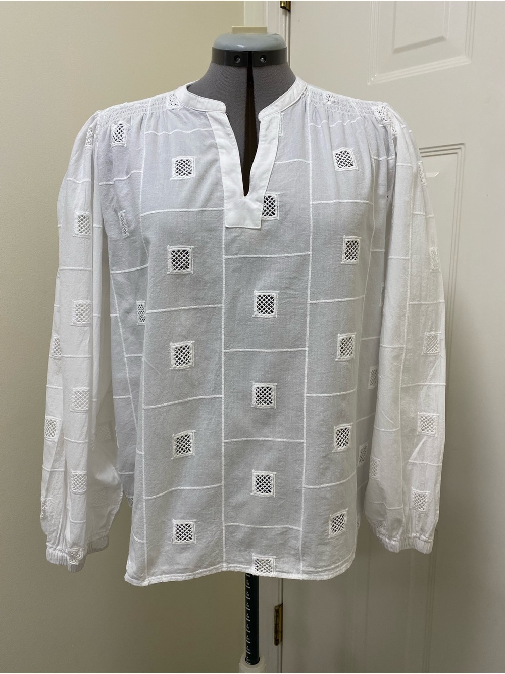 Chico’s Cotton Detailed White Split Neckline long sleeved women’s blouse size 2